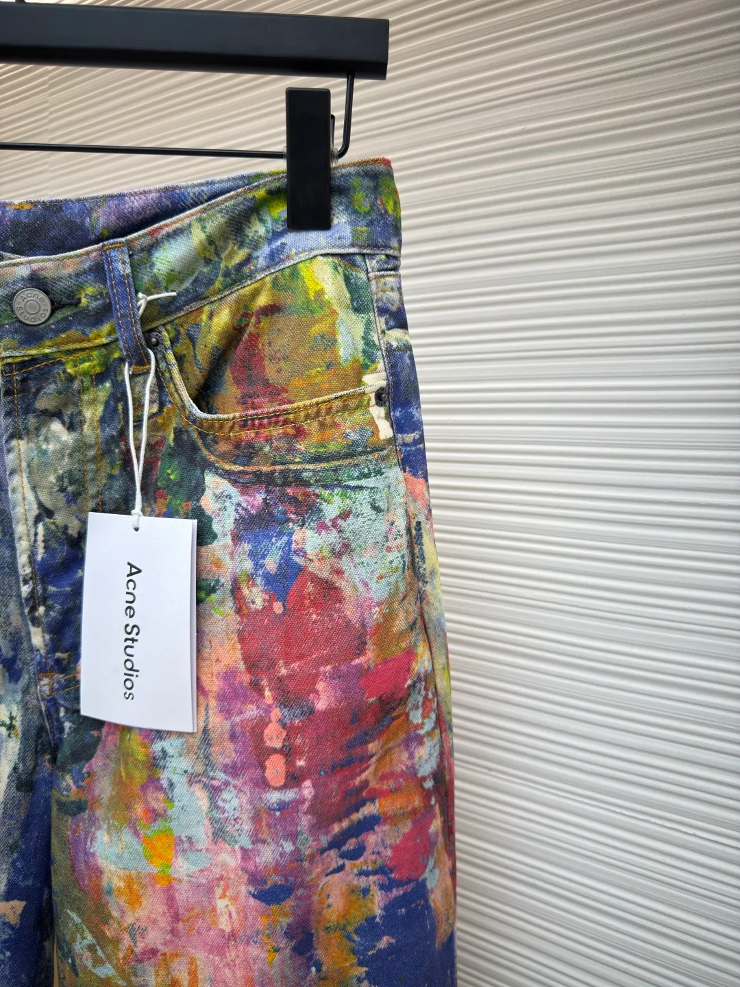 Acne Studios paint-printed jeans ●Authentic product: Purchased and developed by 6263 ●Item number: 1680126-A75 ●Material: denim ●Technology: Printing ●Version: Fitted version ●Size: 32-34-36-38-40-42 ●Description: Using advanced 3D printing technology and high-quality 3D cold transfer printing technology to ensure that the denim fabric has the same texture and feel as traditional denim. Use 3D printing technology to restore the original color saturation, accurately control the thickness and texture of the denim fabric, and use an advanced 3D printer to print the denim fabric layer by layer until the entire part is completed. Each piece is separated efficiently and accurately through computer typesetting and laser cutting. The overall routing is straight and delicate, the fabric is comfortable and soft, the color is consistent and there is no color difference, it can be matched with the same style to create a fashionable look, and can be used in various occasions, customized accessories, complete with three standards, the same style for men and women!